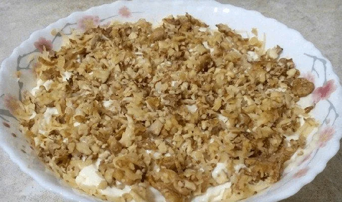 Салат из яиц, сыра и грецких орехов