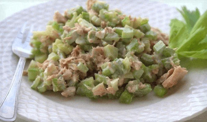 Салат с тунцом и грецкими орехами