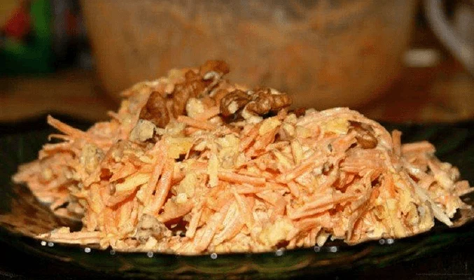 Салат с морковью и грецкими орехами
