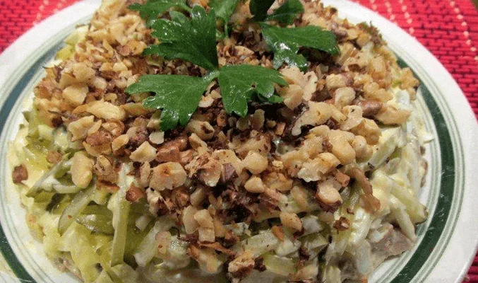 Салат со свининой и грецкими орехами