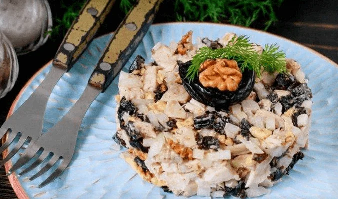 Салат с грецкими орехами и черносливом