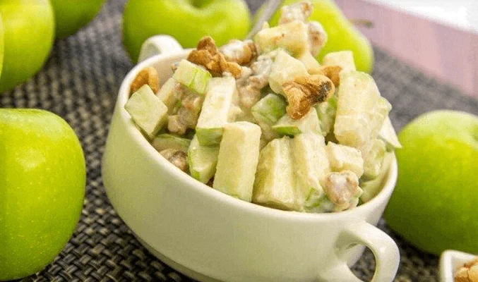Салат с грецкими орехами и яблоками