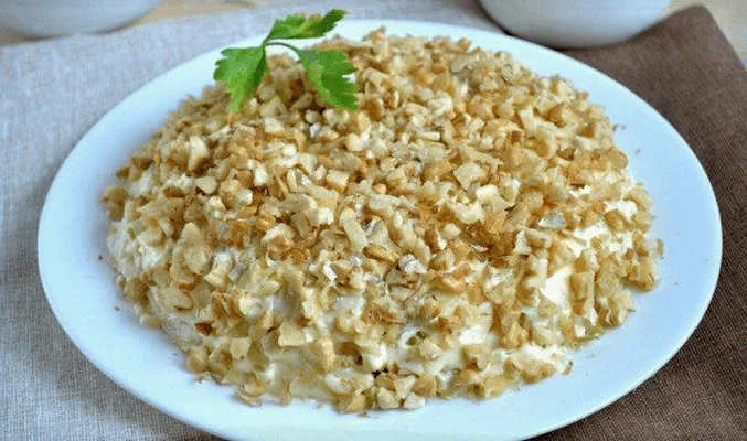 Салат с курицей и грецкими орехами