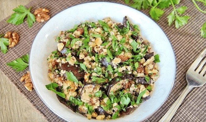 Салат с баклажанами и грецкими орехами