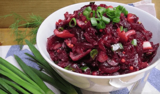 Грибной салат с кириешками и свеклой