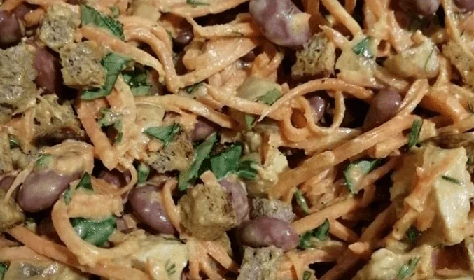 Салат из фасоли, куриных сердечек и кириешек