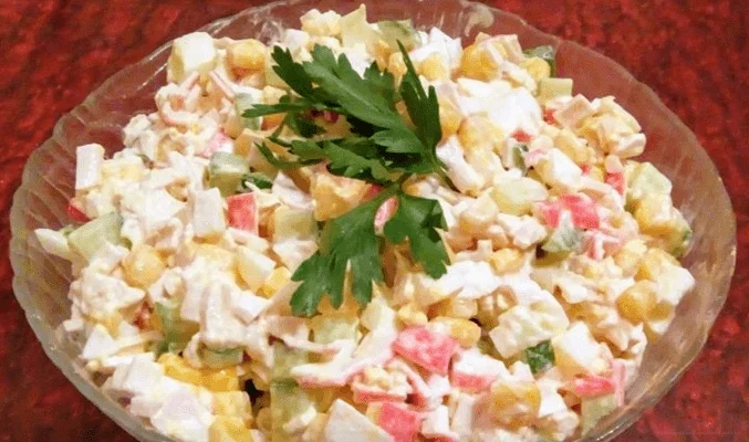 Салат из копченой курицы, крабовых палочек и кириешек