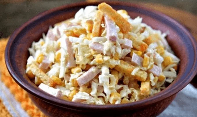 Салат с ветчиной, пекинской капустой и кириешками