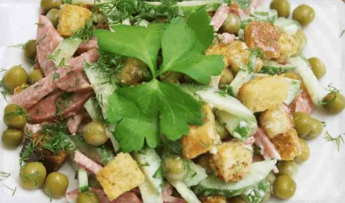 Салат с колбасой, зеленым горошком и кириешками