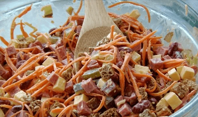 Салат с охотничьими колбасками, фасолью и кириешками