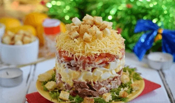 Слоеный салат с кириешками, сыром и ветчиной
