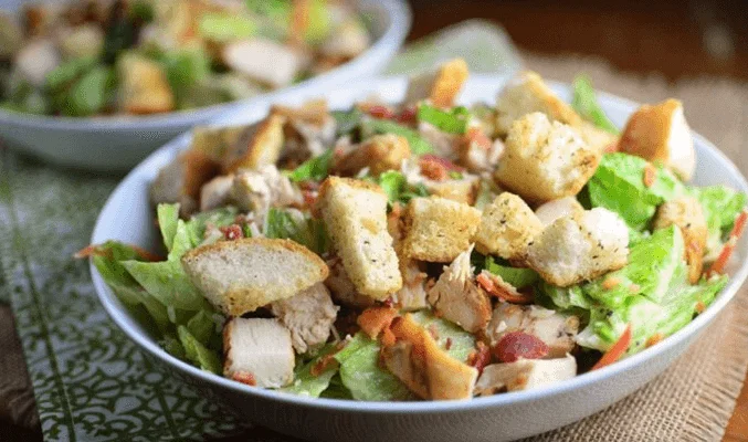 Свежий салат с курицей, пармезаном и кириешками