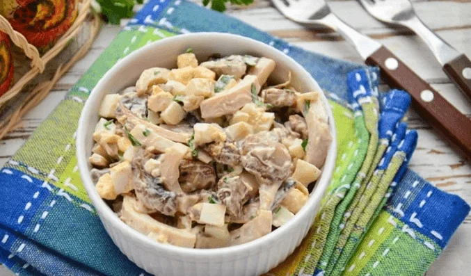 Салат с кальмарами, яйцом и кириешками