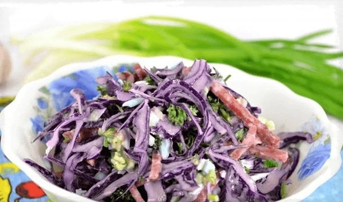 Салат с кириешками, краснокочанной капустой и колбасой