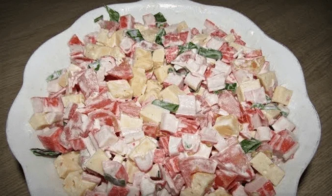 Салат с кириешками, крабовыми палочками и помидорами