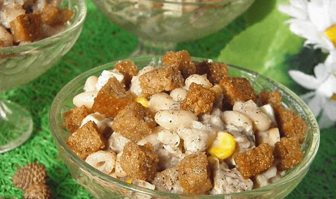 Салат со шпротами, фасолью и кириешками
