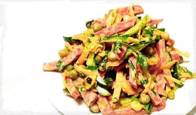 Салат с копченой колбасой и замороженным горошком - рецепты