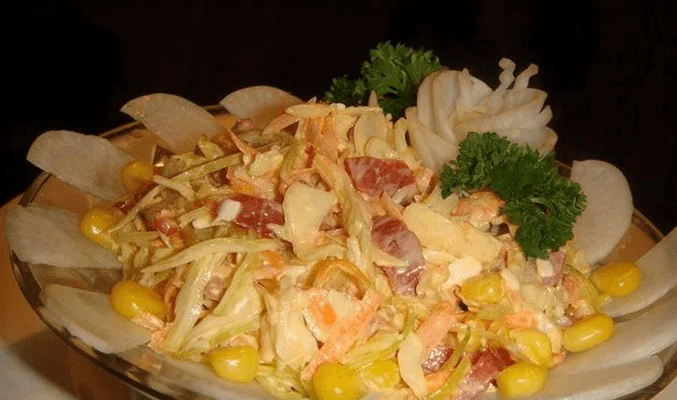 Салат с копченой колбасой и капустой - рецепты