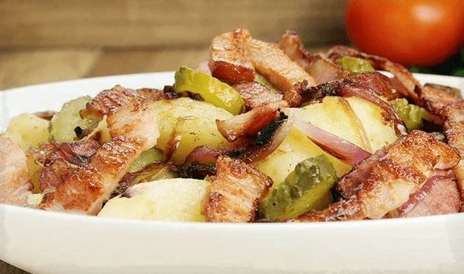 Теплый салат с копченой колбасой и картошкой - рецепты