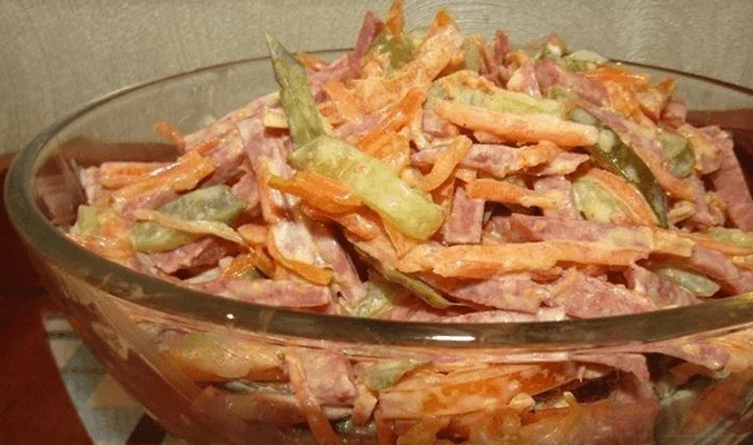 Салат с копченой колбасой, корейской морковью и огурцами - рецепты