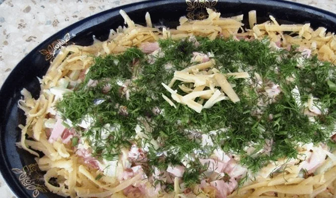 Салат с копченой колбасой, яйцами и сыром - рецепты