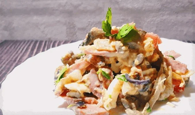 Салат с копченой колбасой и грибами - рецепты