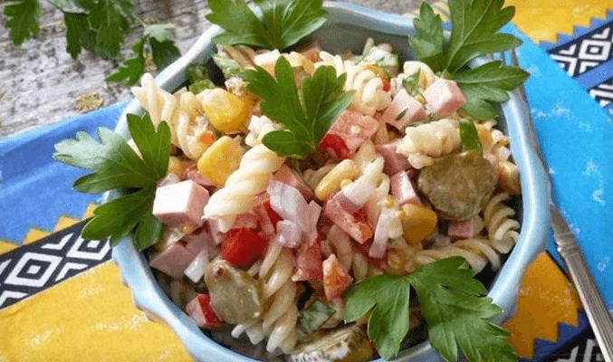 Салат с копченой колбасой, сладкой горчицей и чили - рецепты