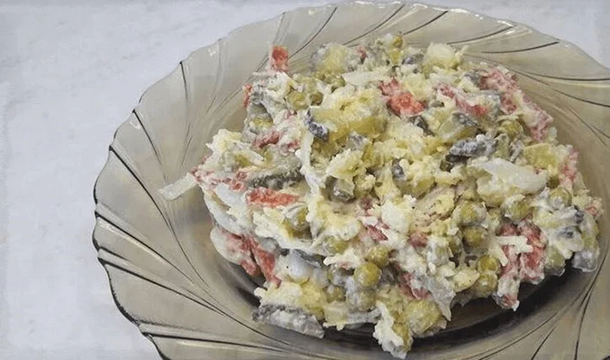 Салат с копченой колбасой и консервированным горошком - рецепты