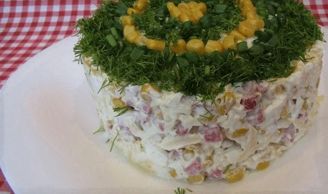 Салат с копченой колбасой и кукурузой - рецепты