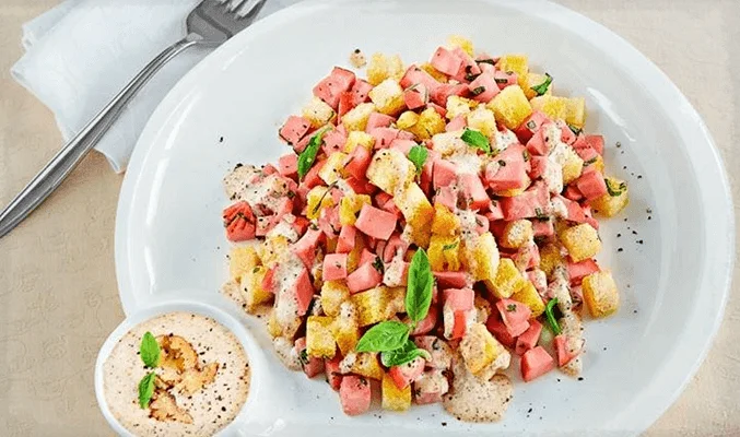 Салат с копченой колбасой, ветчиной и грецкими орехами - рецепты