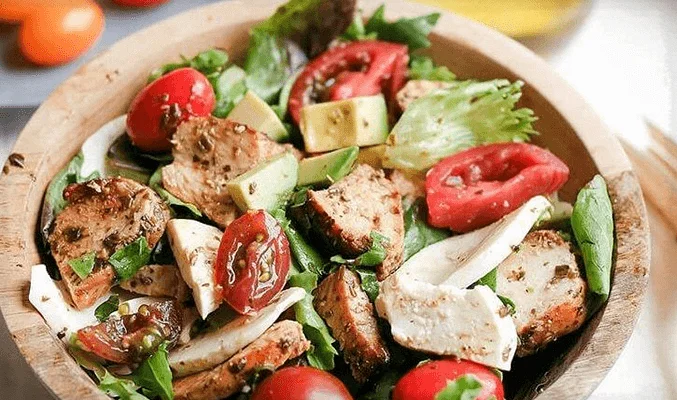 Салат с сыром, куриной грудкой и авокадо