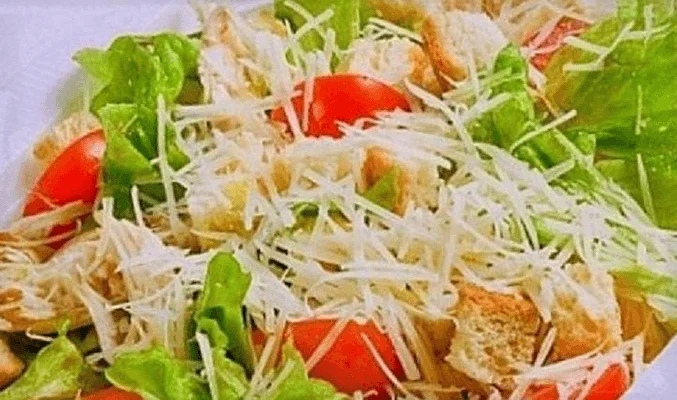 Салат с курицей, гренками и сыром