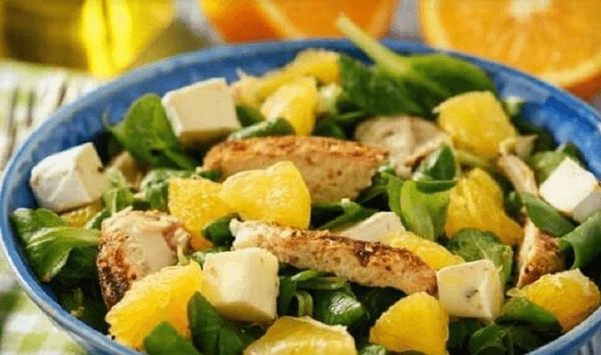 Оригинальный салат из курицы, мягкого сыра и апельсина