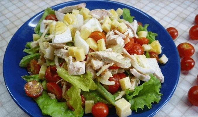 Салат с курицей, сыром и маринованным луком