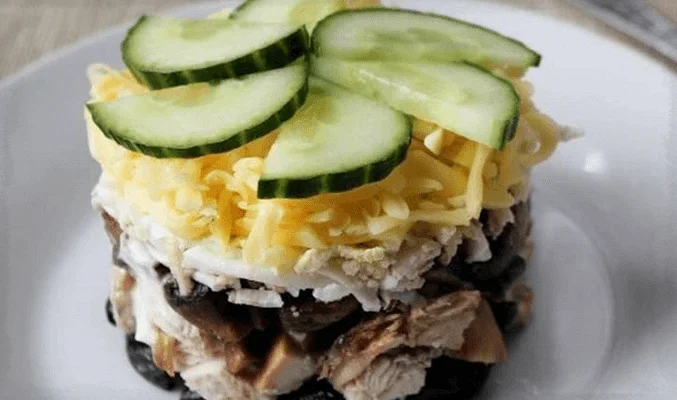 Салат с курицей, черносливом и сыром
