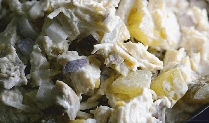 Салат с курицей, сыром и солеными огурцами