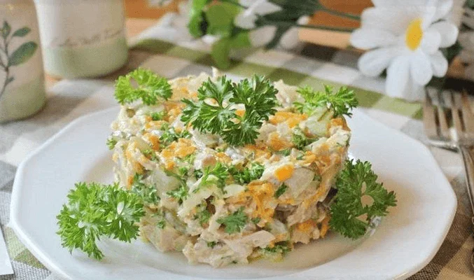 Салат с копченой курицей, мягким сыром и яйцом