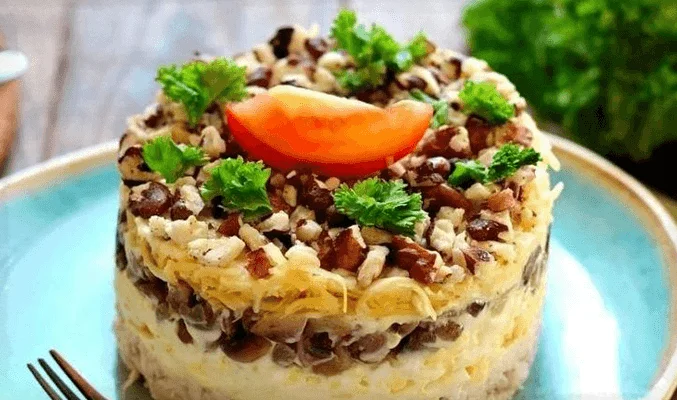 Салат с куриным филе, грецкими орехами и сыром