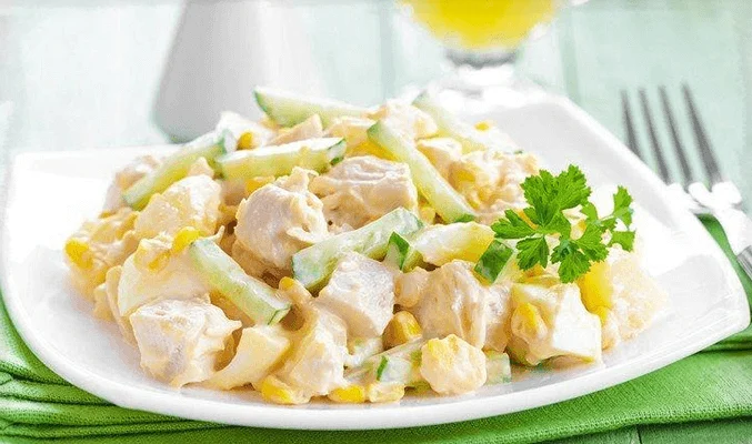 Салат с ананасами, курицей и кукурузой
