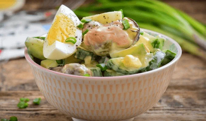 Картофельный салат с мидиями и свежими овощами