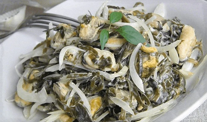 Салат из морской капусты, мидий и лука