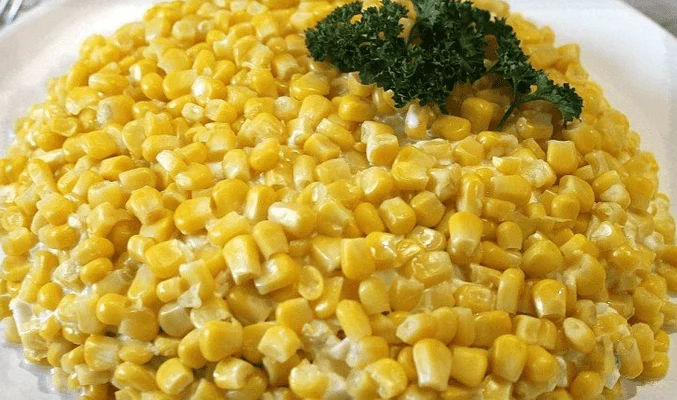 Слоеный салат с мидиями, яйцами и кукурузой