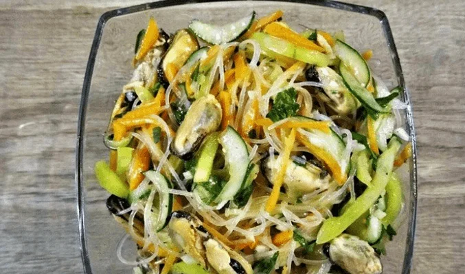 Салат с мидиями, фунчозой и свежими овощами