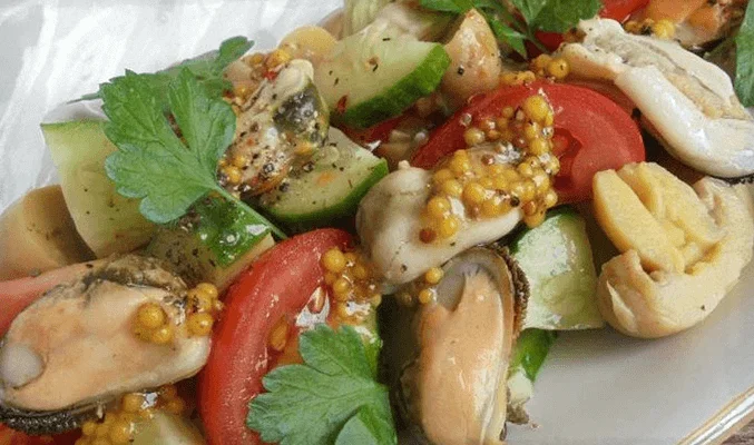 Теплый салат из мидий, маринованных грибов и свежих овощей