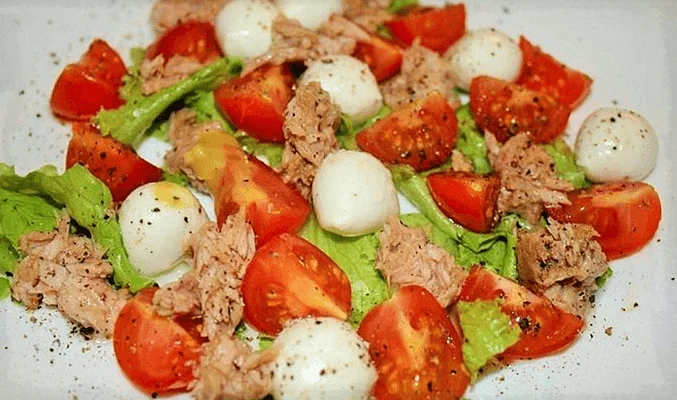 Салат с тунцом, помидорами и моцареллой