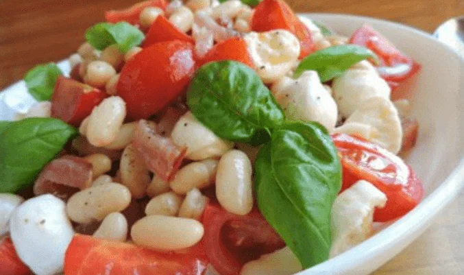 Салат с моцареллой, консервированной фасолью и помидорами
