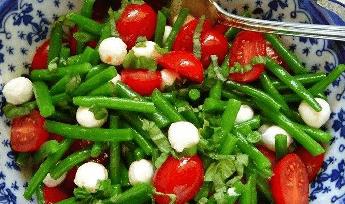 Салат из стручковой фасоли, помидоров и моцареллы