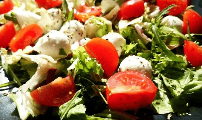 Салат с помидорами, моцареллой и маринованным луком