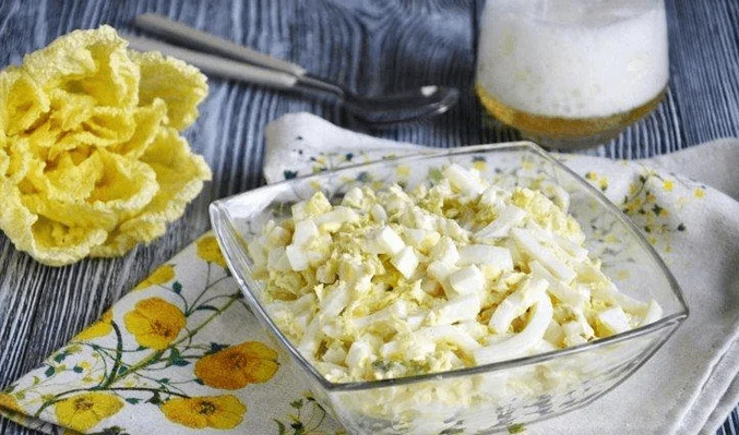 Салат из пекинской капусты с кальмарами