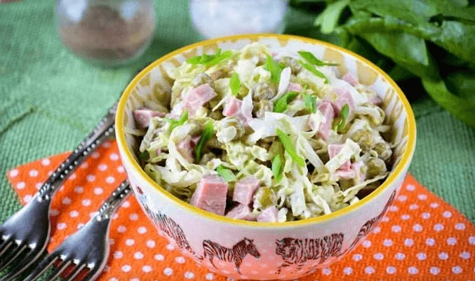 Салат из пекинской капусты с колбасой и горошком